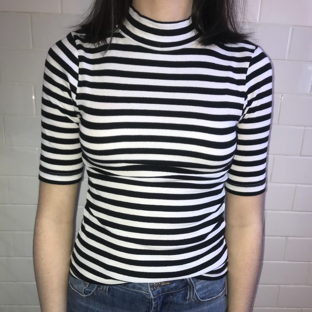 H&M mockneck t shirt